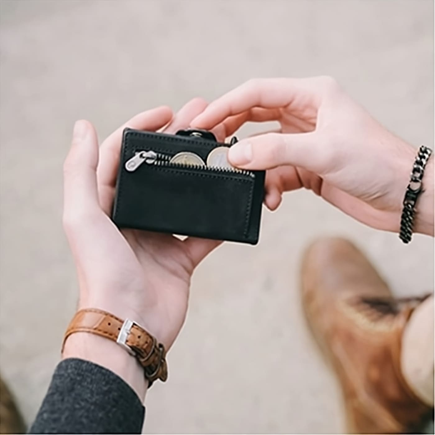 AirTag Wallet mit Münzfach - Echtleder - Geldmünzen finden im Äußeren über einen Reißverschluss ihren Platz - WALLTON™