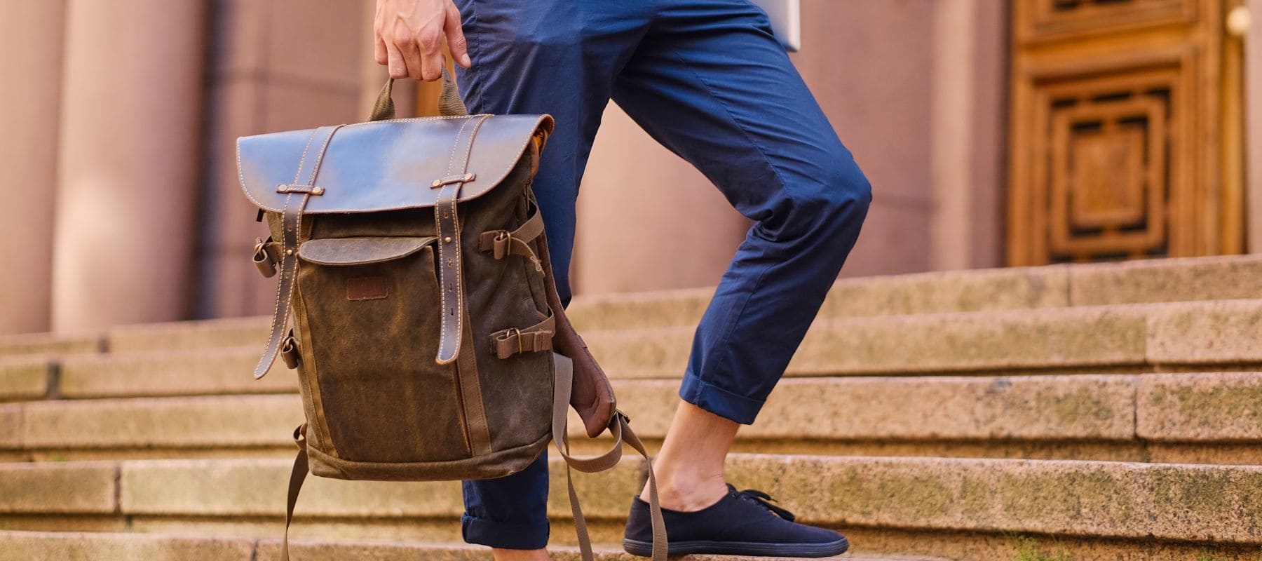 Ein stilvoller, brauner Lederrucksack, ideal für Reisende. Bietet großen Stauraum, Schutz für deinen Laptop und ist aus hochwertigem, langlebigem Leder gefertigt.