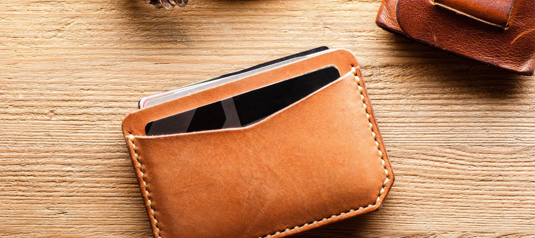 SMART WALLET Entdecke unsere Smart Wallets: kompakt, aus feinstem Leder und mit modernster Technologie ausgestattet, um deinen Alltag sicherer und stilvoller zu gestalten.